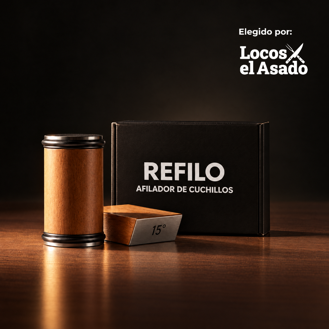 El afilador Refilo, su base de 15° y la caja sobre una mesa de madera. Elegido por Locos x el Asado.