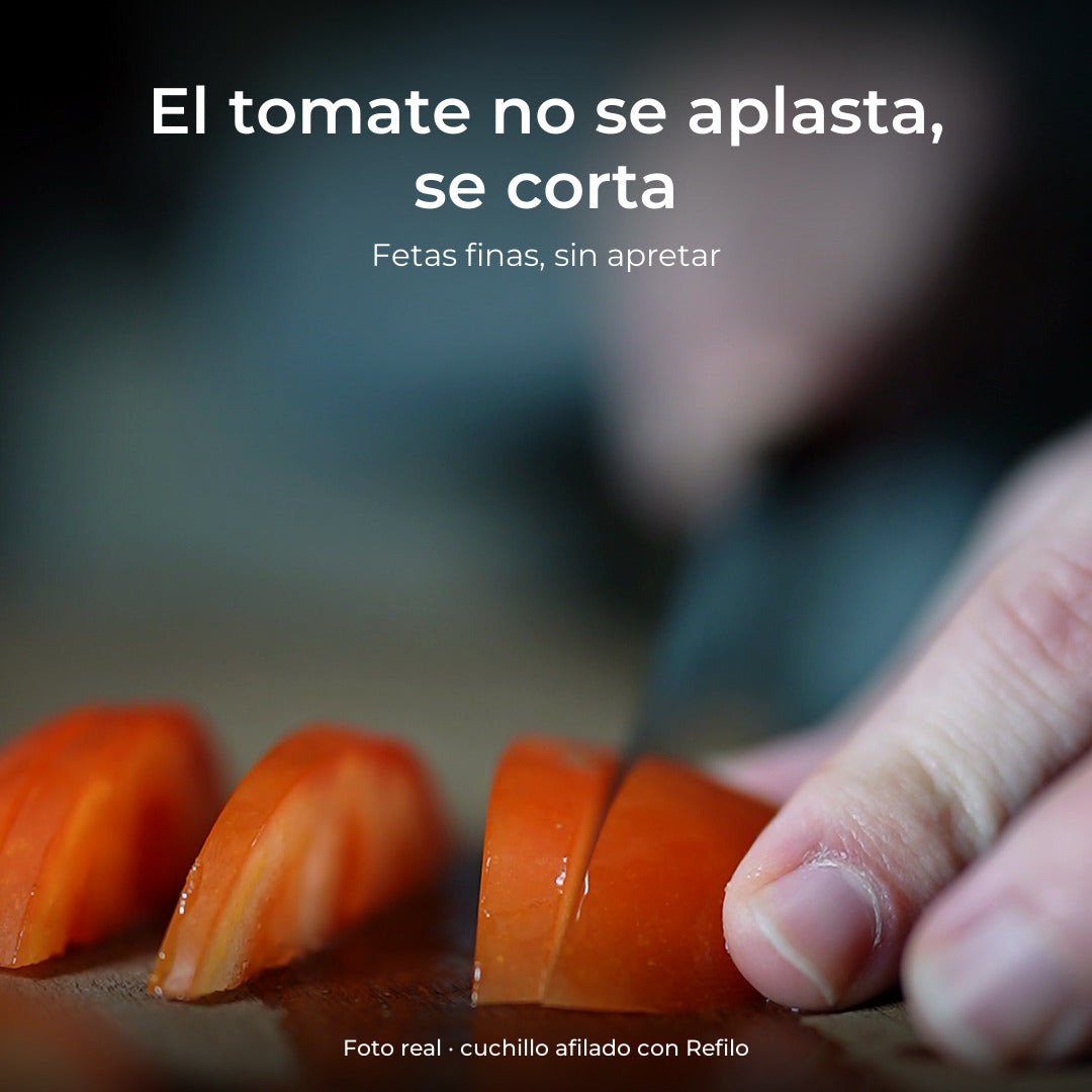 Un cuchillo afilado con Refilo corta un tomate en fetas sin aplastarlo